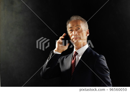 商務男士西裝黑色背景 商務男士西裝黑色背景 96560050