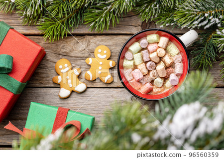 Gingerbread man cookies and a cup with marshmallow 96560359
