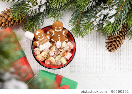 Gingerbread man cookies in a cup with marshmallow 96560361