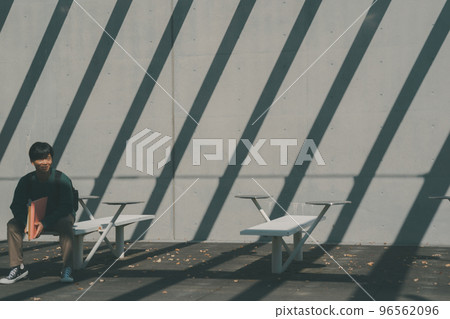 男生 大學生 坐 96562096