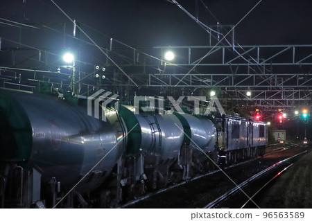 夜間停在貨運站的貨運列車 96563589
