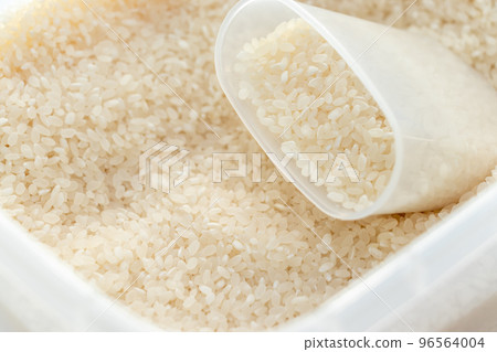 白米粒和塑料量杯 96564004