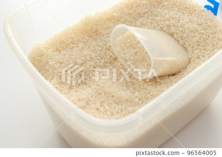 塑料盒裡有很多白米 塑料盒裡有很多白米 96564005