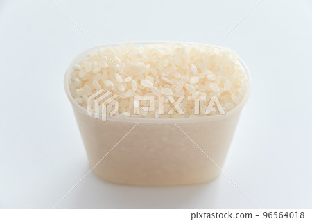 A level cup of rice grains in a measuring cup A level cup of rice grains in a measuring cup 96564018