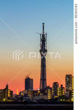 黃昏時分,從荒川河床看建設中的“東京”東京晴空塔 黃昏時分,從荒川河床看建設中的“東京”東京晴空塔 96564162