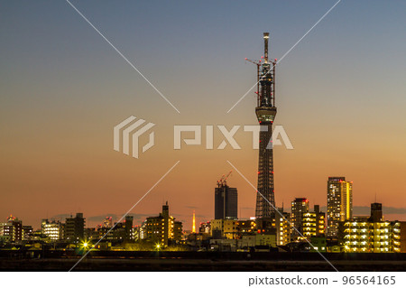 黃昏時分,從荒川河床看建設中的“東京”東京晴空塔 黃昏時分,從荒川河床看建設中的“東京”東京晴空塔 96564165
