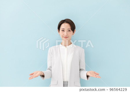 握她的手藍色的女商人 握她的手藍色的女商人 96564229