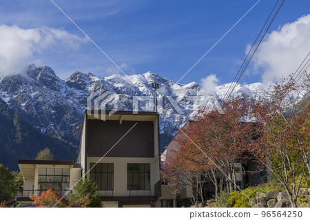 從新穗高索道看秋葉索道穗高山脈雪山雪景 96564250