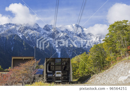 從新穗高索道看秋葉索道穗高山脈雪山雪景 96564251