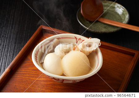 Oden divided into bowls 96564671