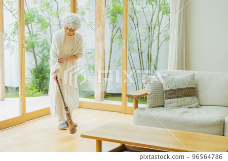 Lifestyle woman with silver hair 96564786