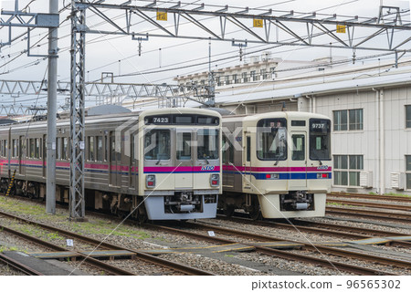 京王線前進 高畑風堂站 家 高畑風堂站 開往新宿 開往京王八王子 各站停靠 京王線前進 高畑風堂站 家 高畑風堂站 開往新宿 開往京王八王子 各站停靠 96565302