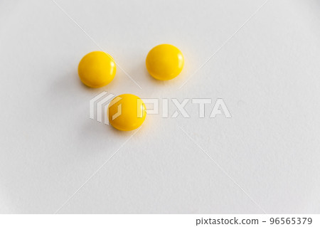 three yellow tablets three yellow tablets 96565379