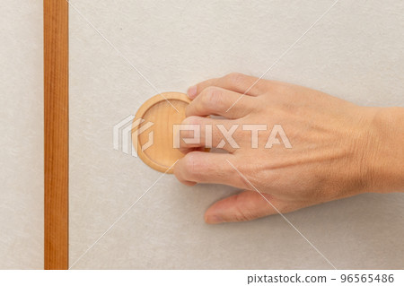 put one's finger on the handle of the fusuma 96565486