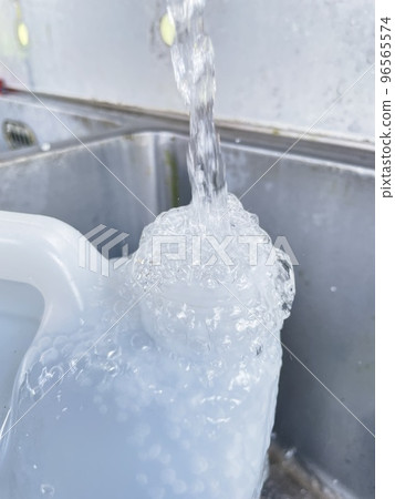 溢出的天然水 96565574