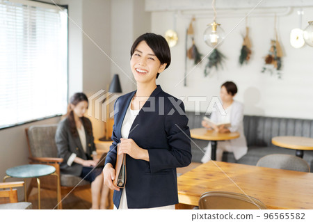 a working woman                          96565582