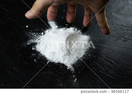 Toxic white powder 96566117