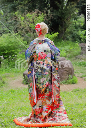 Luxurious and glamorous Uchikake fashion portrait 96566153