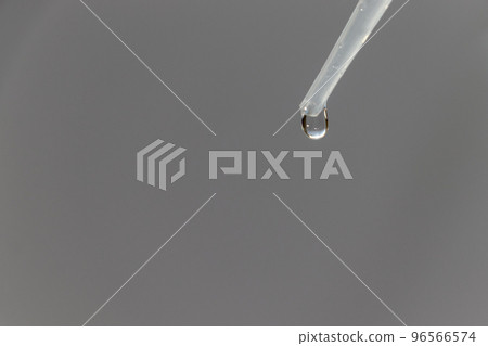 從管尖滴下的水滴 從管尖滴下的水滴 96566574