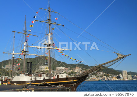 帆船觀光丸停泊在長崎港，國旗在藍天下飄揚 96567070