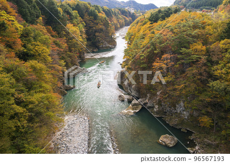 Ride down the Kinugawa Valley in autumn colors 96567193