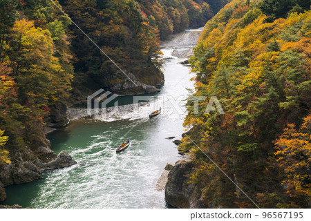 Ride down the Kinugawa Valley in autumn colors 96567195