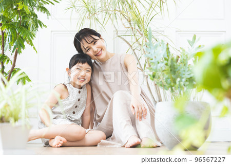 Parent-child portrait 96567227