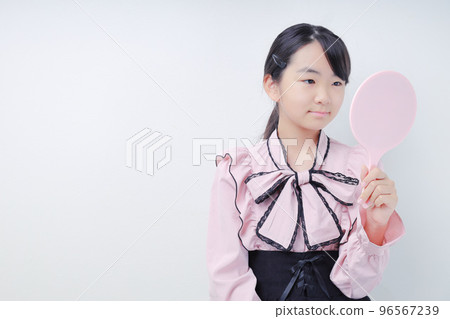 照鏡子的量產少女 96567239