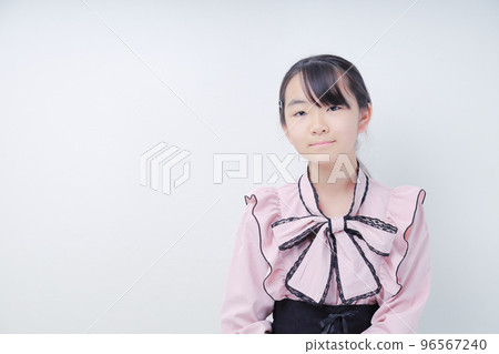 對著鏡頭微笑的量產少女 96567240