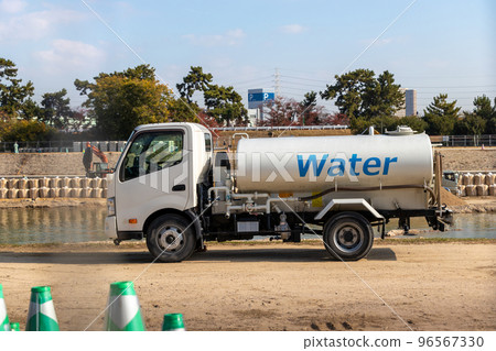 A water truck waiting at a construction site 96567330