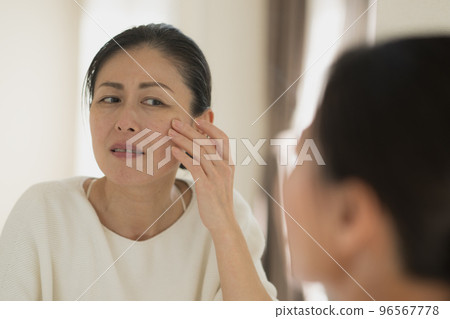 Image of a middle-aged woman who suffers from aging skin 96567778