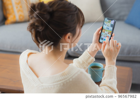 客廳智能手機的女人 96567982