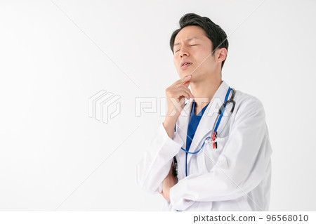 擔心的醫生男性白色背景 96568010