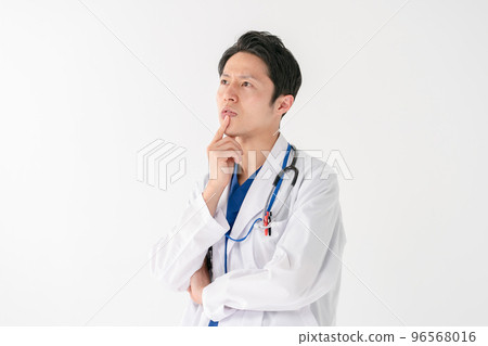 擔心的醫生男性白色背景 96568016