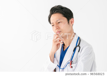 擔心的醫生男性白色背景 96568023