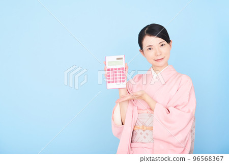 一個穿著和服的女人拿著計算器 一個穿著和服的女人拿著計算器 96568367