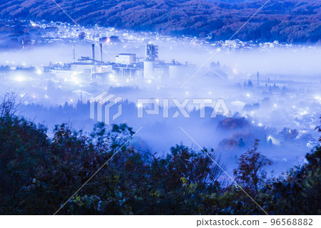 秩父雲海和工廠夜景 96568882