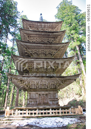 National treasure Haguroyama five-storied pagoda 96569631