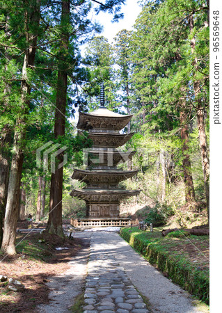 National treasure Haguroyama five-storied pagoda 96569648