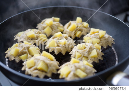 Steamed bread made in a frying pan Freshly made sweet potato steamed bread 96569784