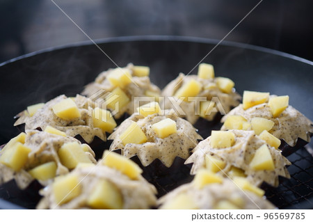 Steamed bread made in a frying pan Freshly made sweet potato steamed bread 96569785