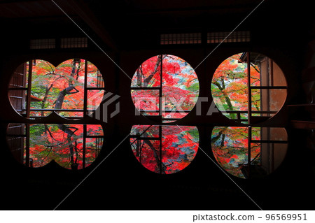 [京都府]從嵐山遊採亭的圓窗房看到的紅葉 96569951