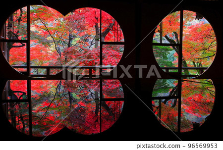 [Kyoto Prefecture] Autumn leaves seen from the round window room of Arashiyama Yusaitei 96569953
