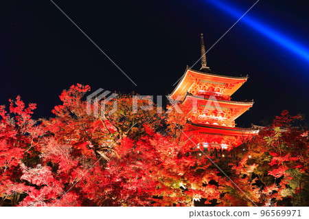 [京都府]清水寺的三層寶塔和紅葉點亮 96569971