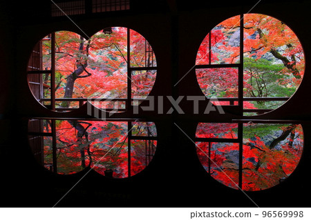 [Kyoto Prefecture] Autumn leaves seen from the round window room of Arashiyama Yusaitei 96569998