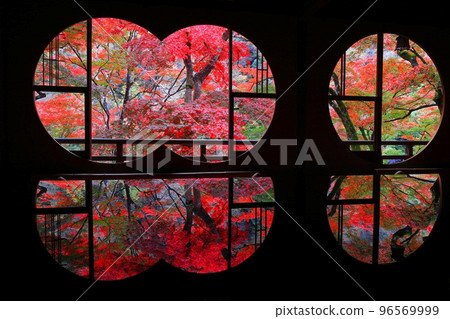 [京都府]從嵐山遊採亭的圓窗房看到的紅葉 96569999