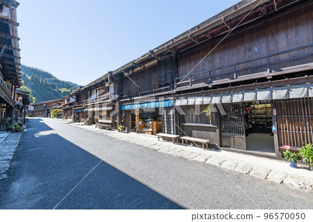 Townscape of Tsumago-juku on sunny days, post town on Kisoji, Kiso-gun, Nagano Prefecture 96570050