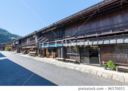 Townscape of Tsumago-juku on sunny days, post town on Kisoji, Kiso-gun, Nagano Prefecture 96570051