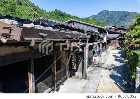 Townscape of Tsumago-juku on sunny days, post town on Kisoji, Kiso-gun, Nagano Prefecture 96570052