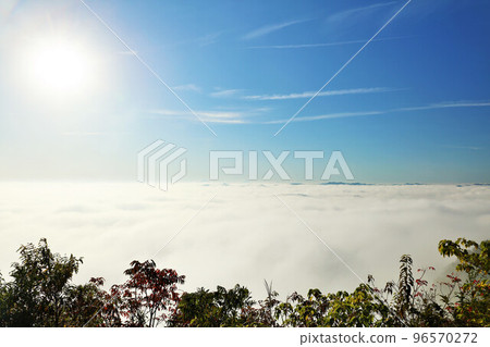 Chiba prefecture Autumn blue sky and sea of clouds (scenery from Kanoyama Kujukutani Observation Park) 96570272